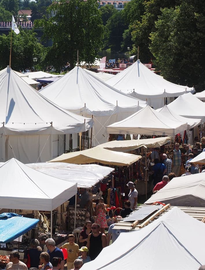 Logiciel pour prestataires techniques, photo illustrant un évènement avec des chapiteaux