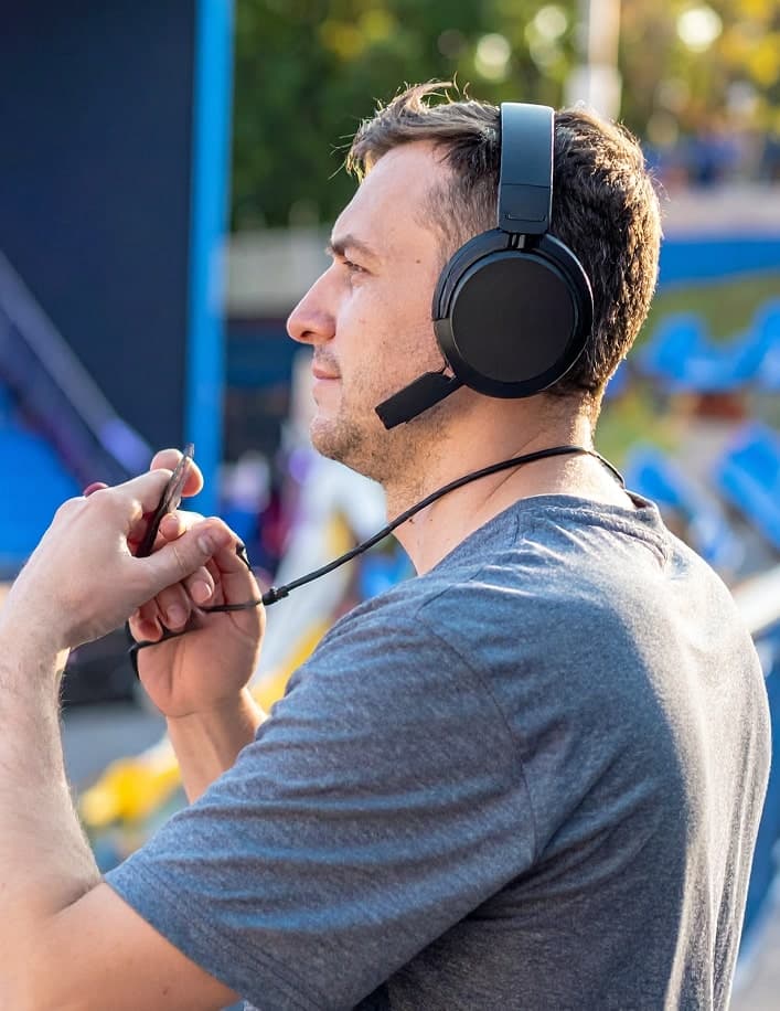 Logiciel pour régisseurs et directeurs artistiques, photo illustrant un régisseur en plein travail